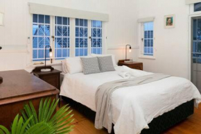 The Indooroopilly Queenslander - 4 Bedroom Family Home - Private Pool - Wifi - Netflix
